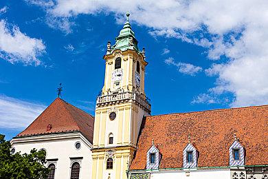 英伟达总裁黄仁勋祝贺《VR战士》30周年